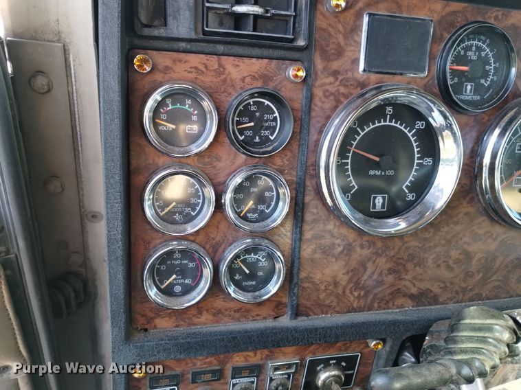 image for item DQ6109 2001 Kenworth  W900 semi truck