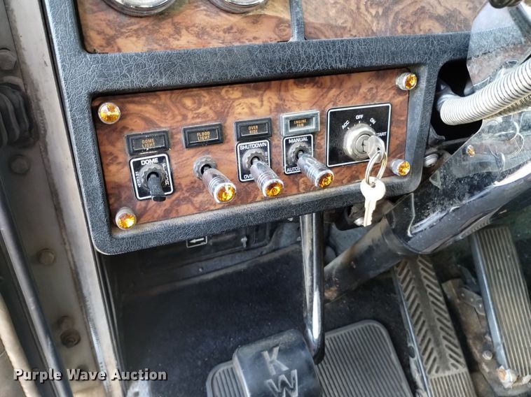 image for item DQ6109 2001 Kenworth  W900 semi truck