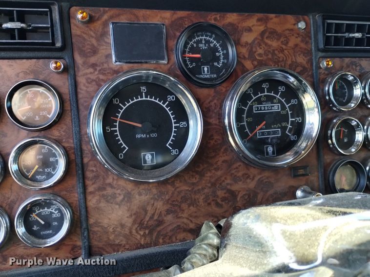 image for item DQ6109 2001 Kenworth  W900 semi truck