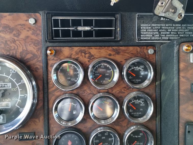 image for item DQ6109 2001 Kenworth  W900 semi truck