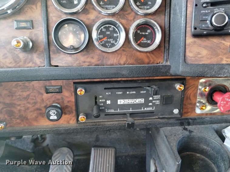 image for item DQ6109 2001 Kenworth  W900 semi truck