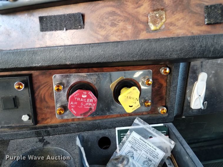 image for item DQ6109 2001 Kenworth  W900 semi truck