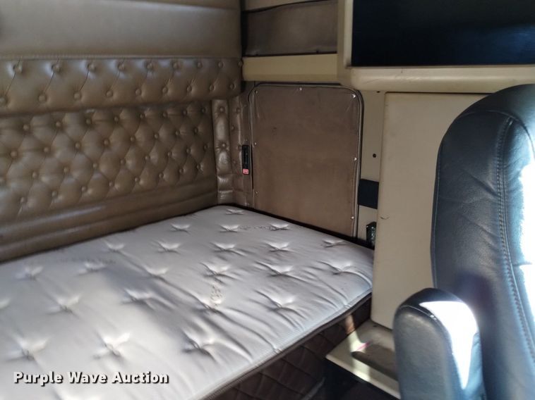 image for item DQ6109 2001 Kenworth  W900 semi truck