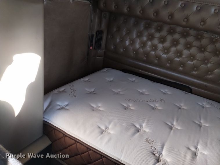 image for item DQ6109 2001 Kenworth  W900 semi truck