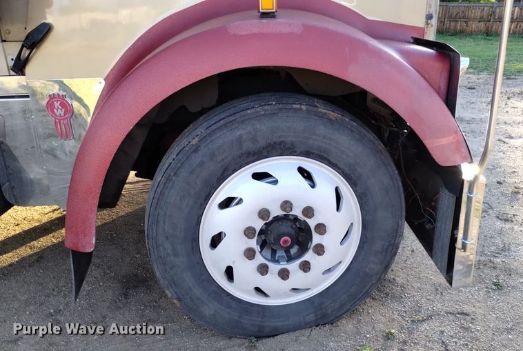 image for item DQ6109 2001 Kenworth  W900 semi truck