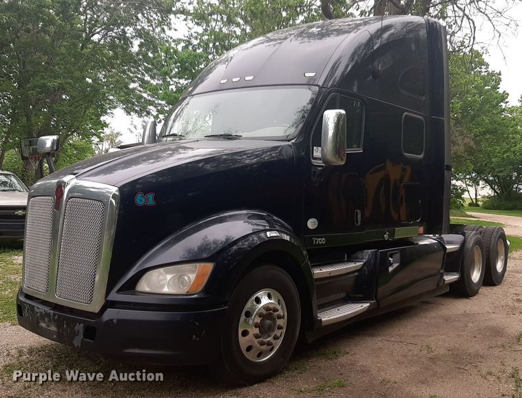 image for item DQ7068 2013 Kenworth T700 semi truck