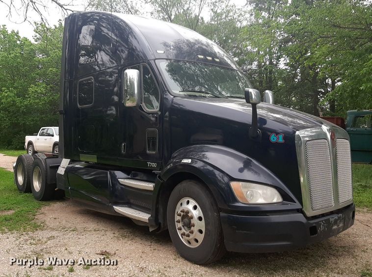 image for item DQ7068 2013 Kenworth T700 semi truck