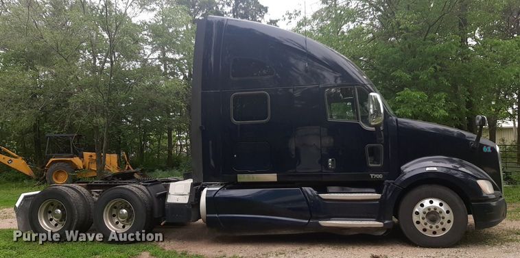 image for item DQ7068 2013 Kenworth T700 semi truck