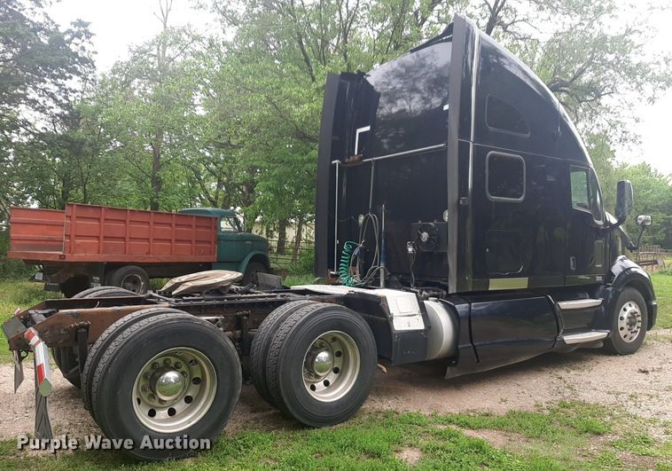 image for item DQ7068 2013 Kenworth T700 semi truck