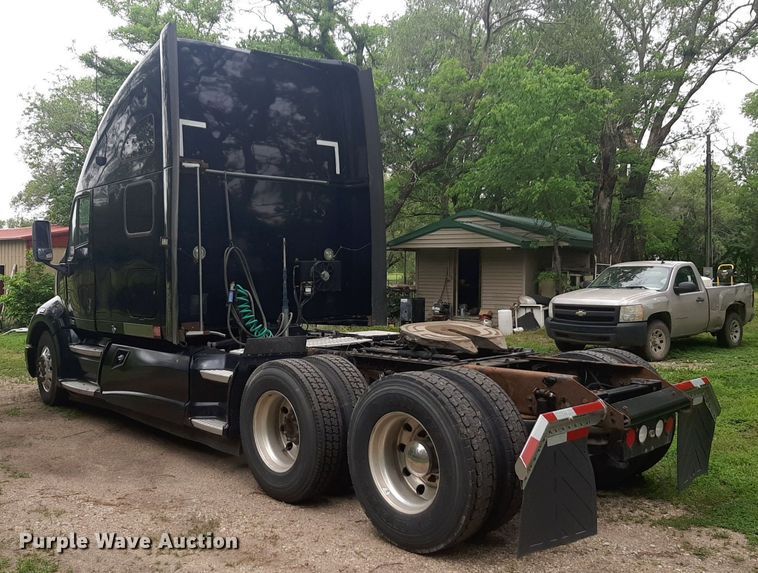 image for item DQ7068 2013 Kenworth T700 semi truck