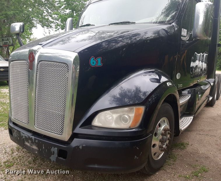 image for item DQ7068 2013 Kenworth T700 semi truck