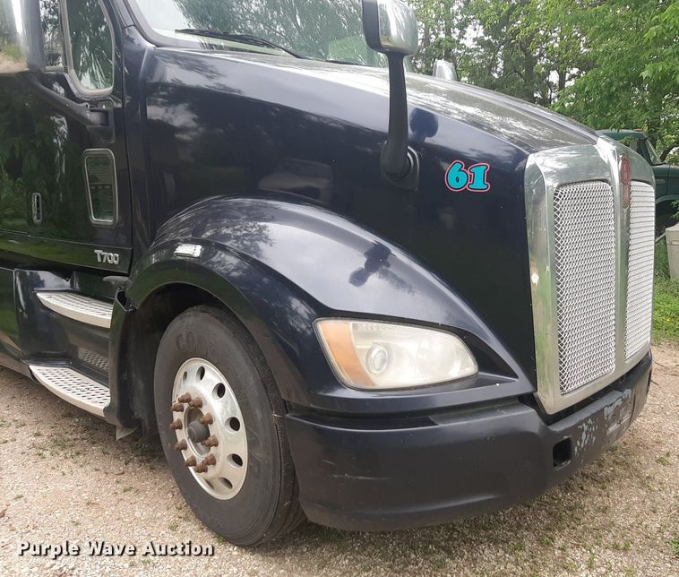 image for item DQ7068 2013 Kenworth T700 semi truck