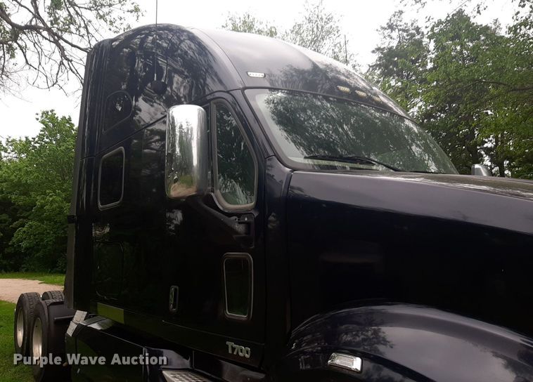 image for item DQ7068 2013 Kenworth T700 semi truck
