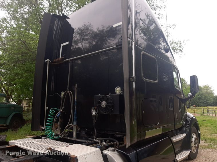 image for item DQ7068 2013 Kenworth T700 semi truck