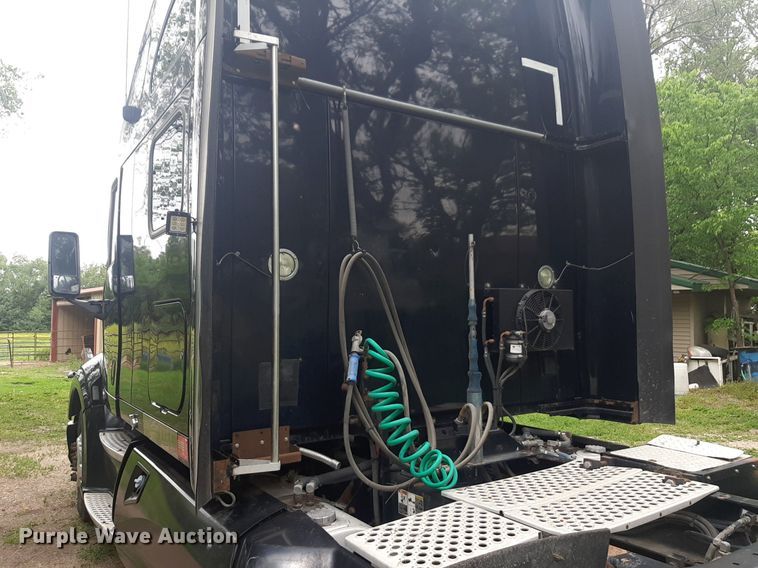 image for item DQ7068 2013 Kenworth T700 semi truck