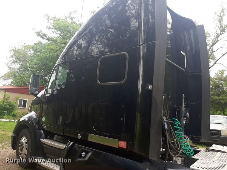 image for item DQ7068 2013 Kenworth T700 semi truck