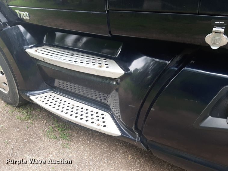 image for item DQ7068 2013 Kenworth T700 semi truck