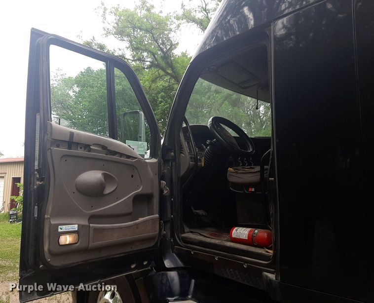 image for item DQ7068 2013 Kenworth T700 semi truck