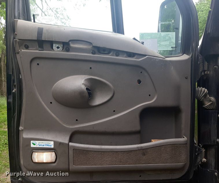 image for item DQ7068 2013 Kenworth T700 semi truck