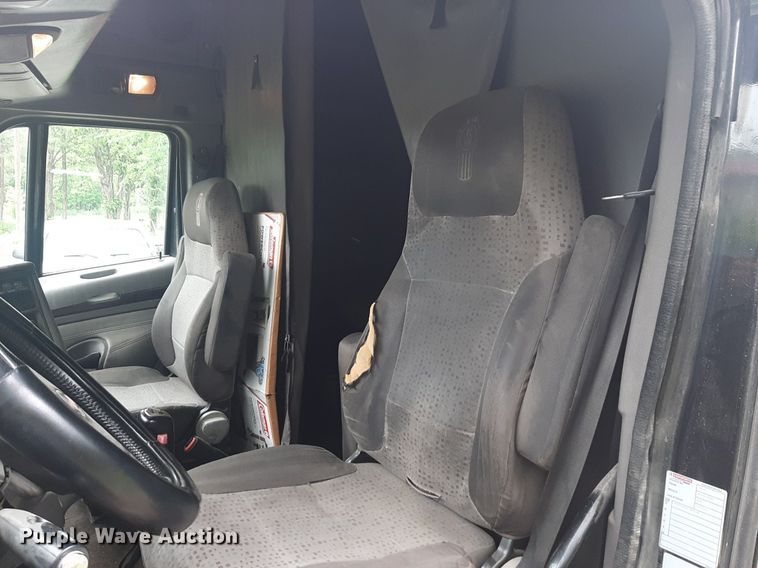 image for item DQ7068 2013 Kenworth T700 semi truck