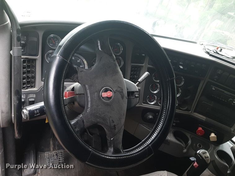 image for item DQ7068 2013 Kenworth T700 semi truck