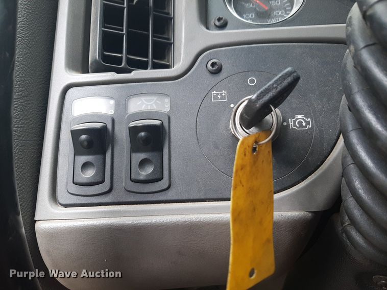 image for item DQ7068 2013 Kenworth T700 semi truck