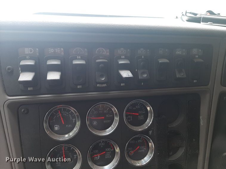 image for item DQ7068 2013 Kenworth T700 semi truck