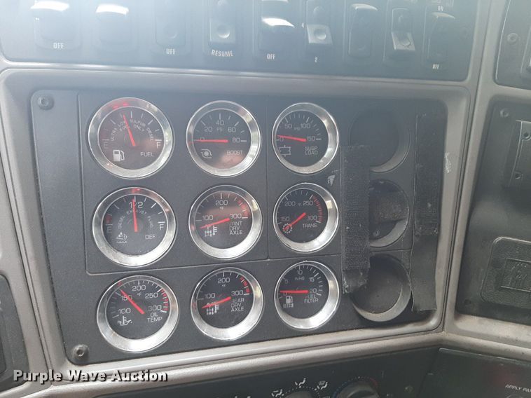 image for item DQ7068 2013 Kenworth T700 semi truck