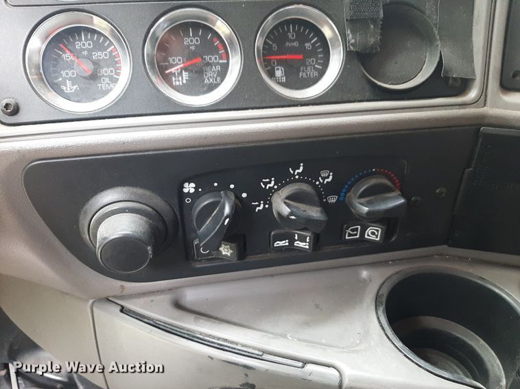 image for item DQ7068 2013 Kenworth T700 semi truck