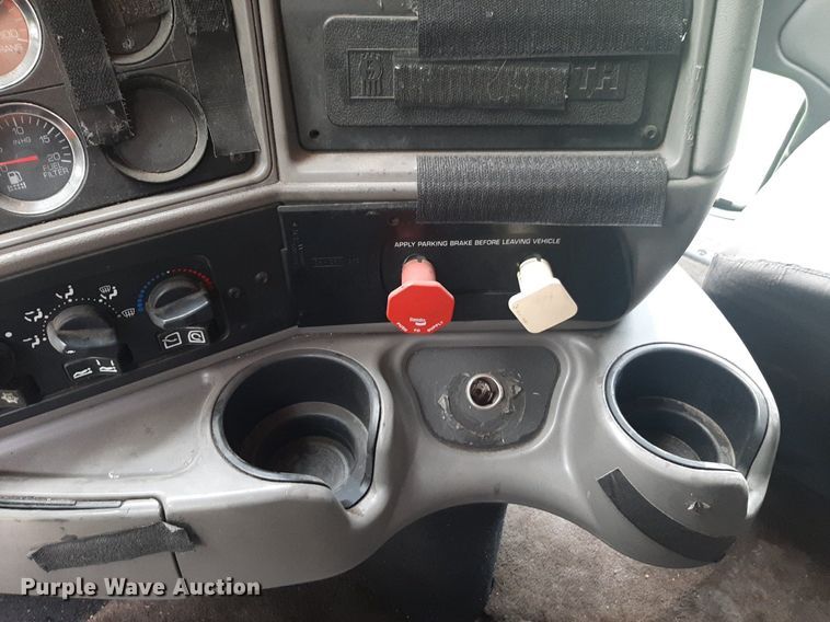 image for item DQ7068 2013 Kenworth T700 semi truck