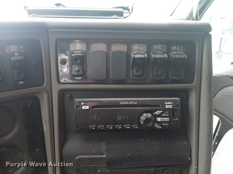 image for item DQ7068 2013 Kenworth T700 semi truck