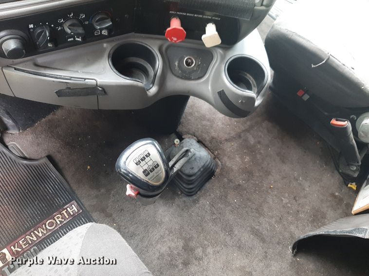 image for item DQ7068 2013 Kenworth T700 semi truck