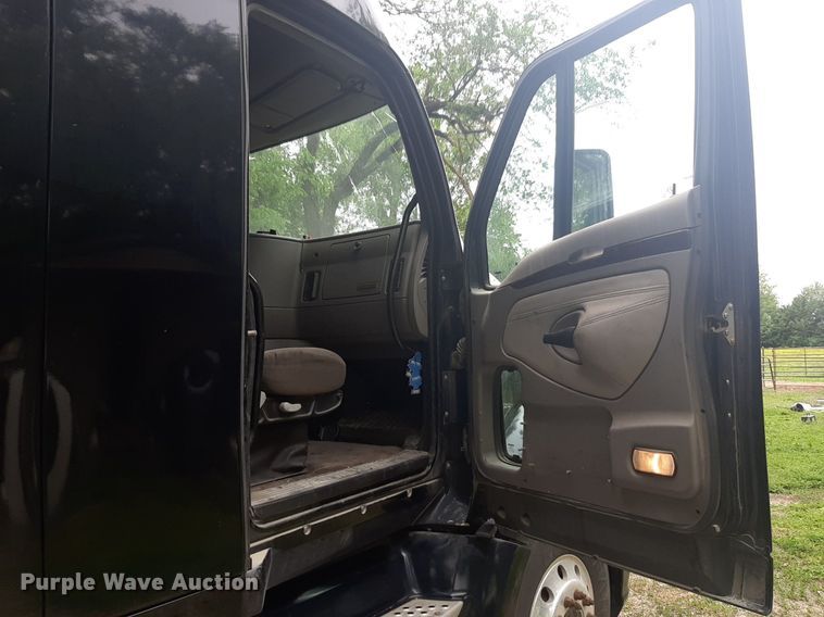 image for item DQ7068 2013 Kenworth T700 semi truck