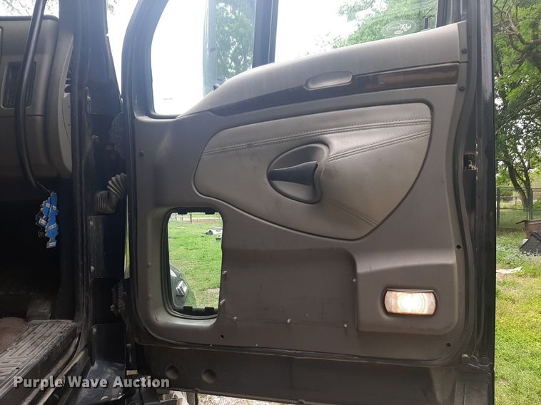 image for item DQ7068 2013 Kenworth T700 semi truck