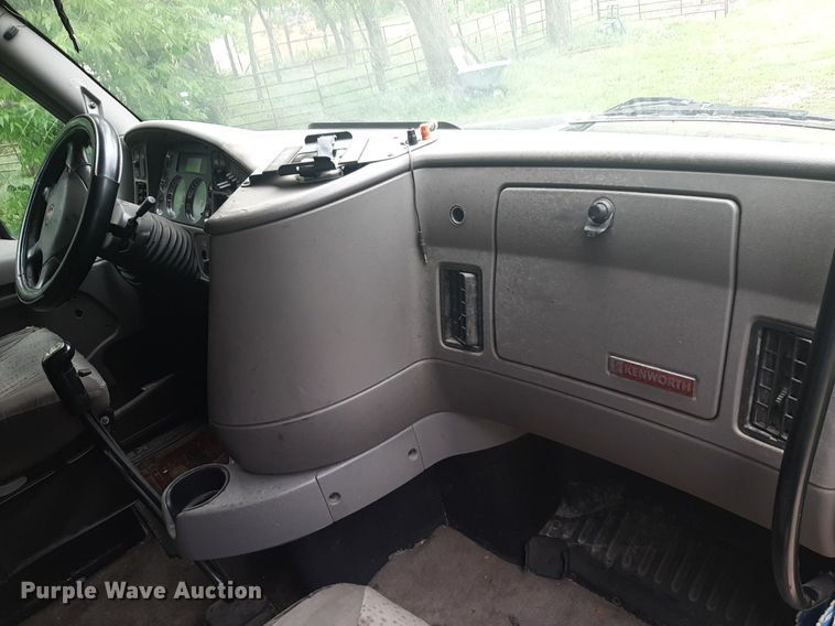 image for item DQ7068 2013 Kenworth T700 semi truck