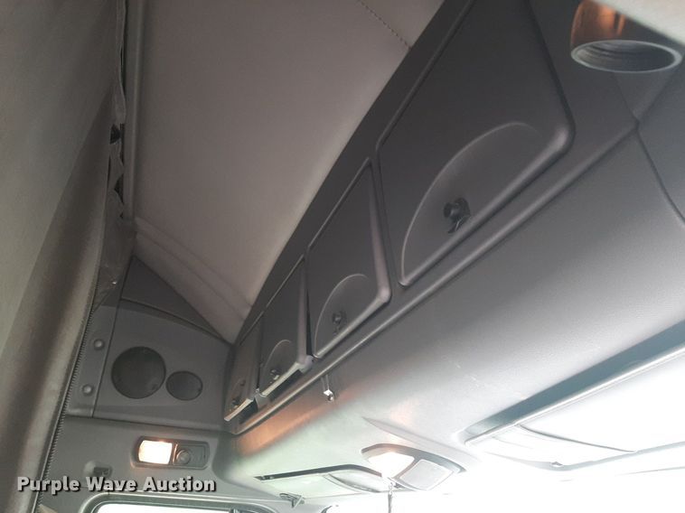 image for item DQ7068 2013 Kenworth T700 semi truck