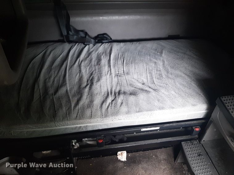 image for item DQ7068 2013 Kenworth T700 semi truck