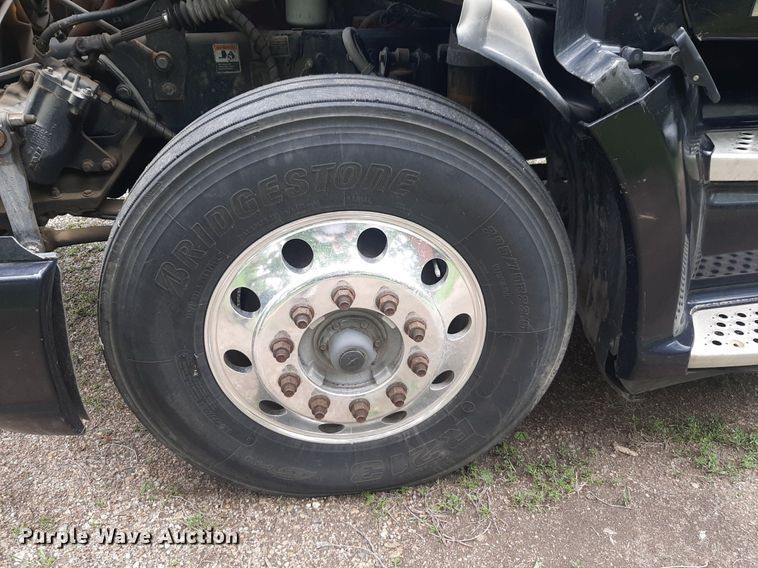 image for item DQ7068 2013 Kenworth T700 semi truck