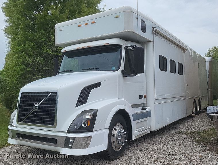 image for item DR4760 2006 Volvo  VNL toy hauler RV