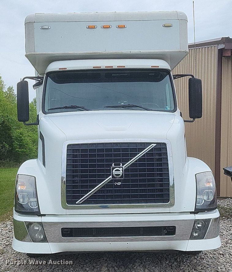 image for item DR4760 2006 Volvo  VNL toy hauler RV