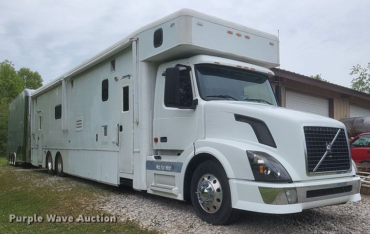 image for item DR4760 2006 Volvo  VNL toy hauler RV