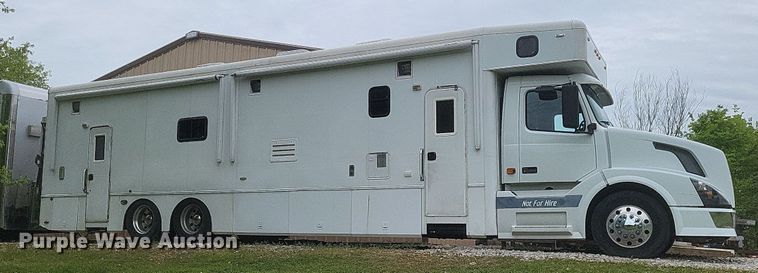 image for item DR4760 2006 Volvo  VNL toy hauler RV