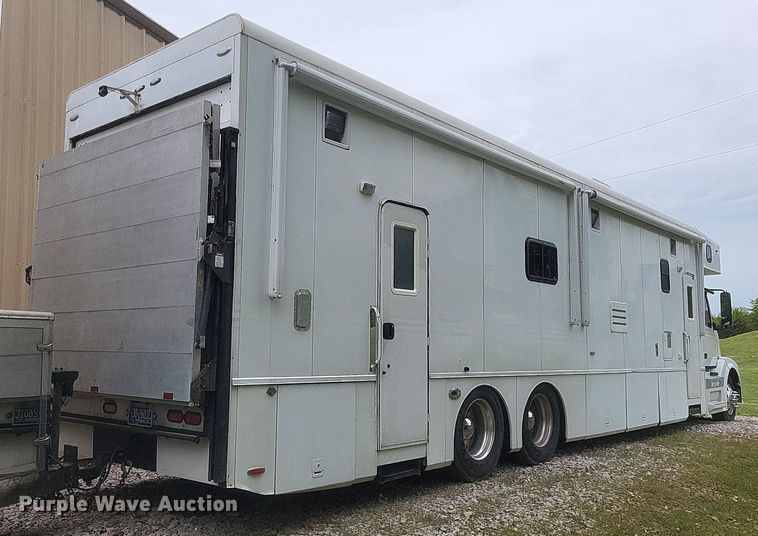 image for item DR4760 2006 Volvo  VNL toy hauler RV