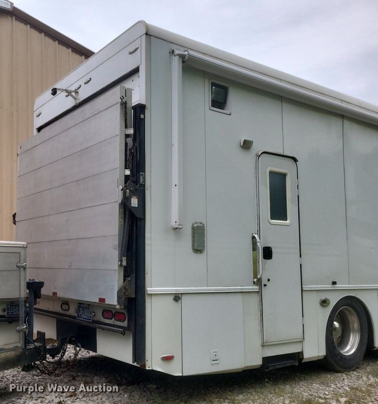 image for item DR4760 2006 Volvo  VNL toy hauler RV