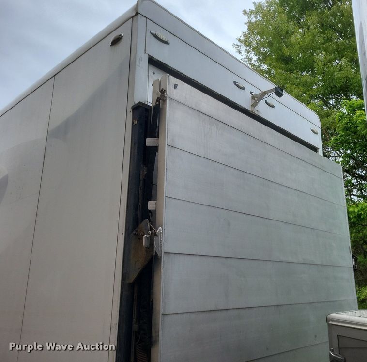 image for item DR4760 2006 Volvo  VNL toy hauler RV