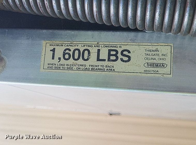 image for item DR4760 2006 Volvo  VNL toy hauler RV