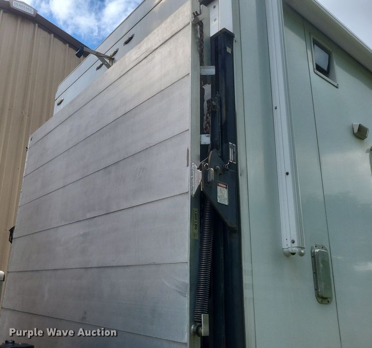 image for item DR4760 2006 Volvo  VNL toy hauler RV