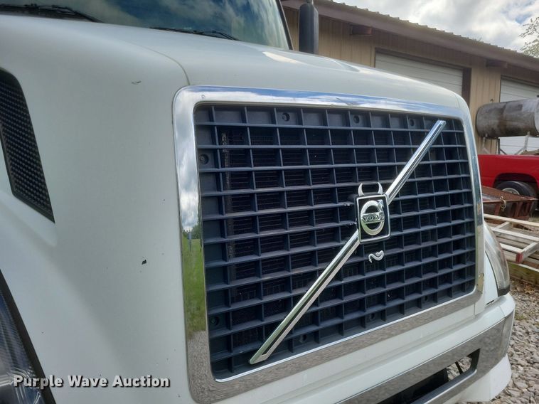 image for item DR4760 2006 Volvo  VNL toy hauler RV