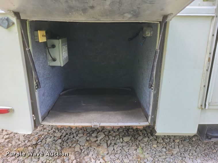 image for item DR4760 2006 Volvo  VNL toy hauler RV