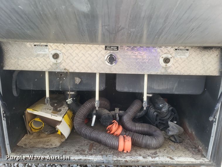 image for item DR4760 2006 Volvo  VNL toy hauler RV